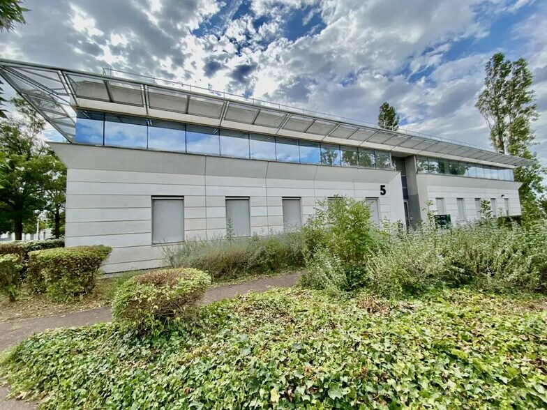 5 Rue Edison, Bron à louer - Photo de l’immeuble – Image 2 sur 4