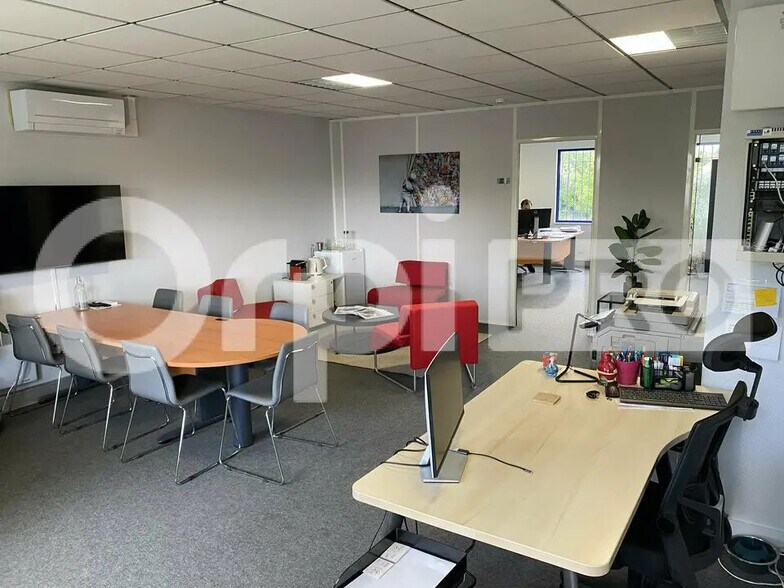 Bureau dans La Tour-de-Salvagny à vendre - Photo de l’immeuble – Image 3 sur 6