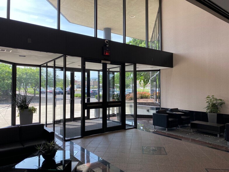 11260 Chester Rd, Cincinnati, OH à louer - Hall d’entrée – Image 2 sur 4