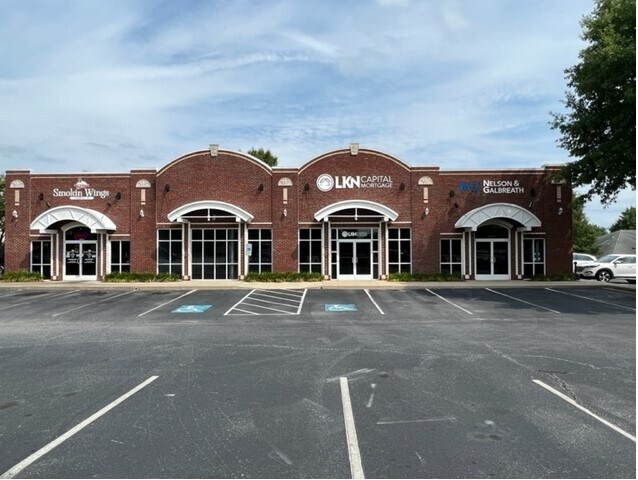 1054 E Butler Rd, Greenville, SC à louer - Photo principale – Image 1 sur 10