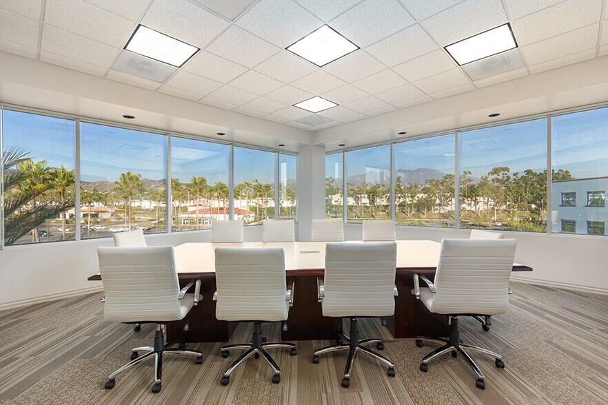26632 Towne Centre Dr, Foothill Ranch, CA à louer - Photo de l’immeuble – Image 3 sur 7