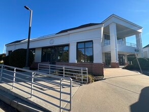 3045 Tower Hill Rd, South Kingstown, RI à louer Photo intérieure– Image 1 sur 14