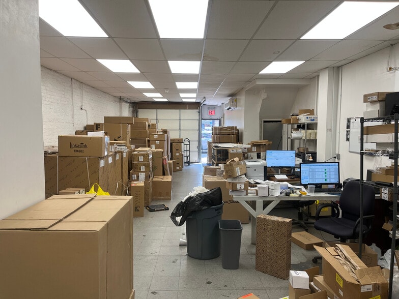 898 McDonald Ave, Brooklyn, NY à louer - Photo de l’immeuble – Image 3 sur 10