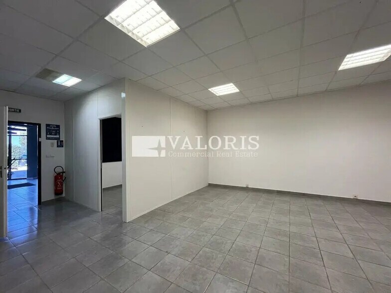 Bureau dans Gémenos à louer - Photo de l’immeuble – Image 3 sur 13