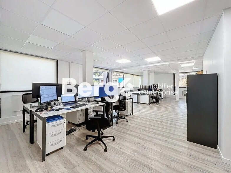 Bureau dans Saint-Laurent-du-Var à louer - Photo de l’immeuble – Image 2 sur 18