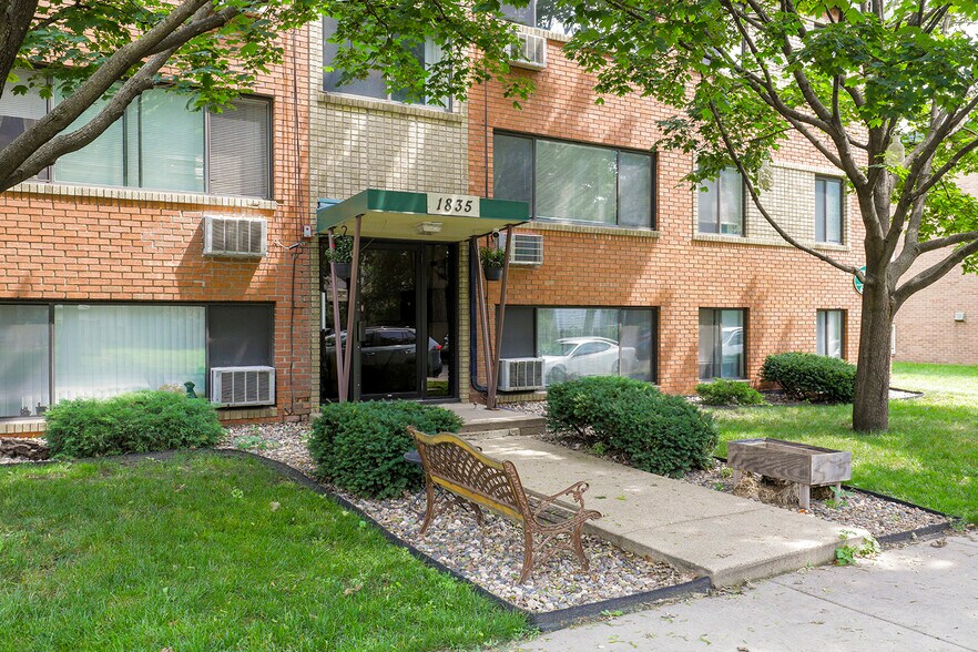1835 Ulysses St NE, Minneapolis, MN à vendre - Photo de l’immeuble – Image 1 sur 4