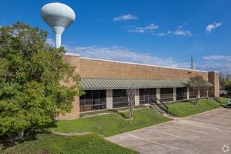 15660 W Hardy Rd, Houston, TX à louer Photo de l’immeuble– Image 2 sur 2