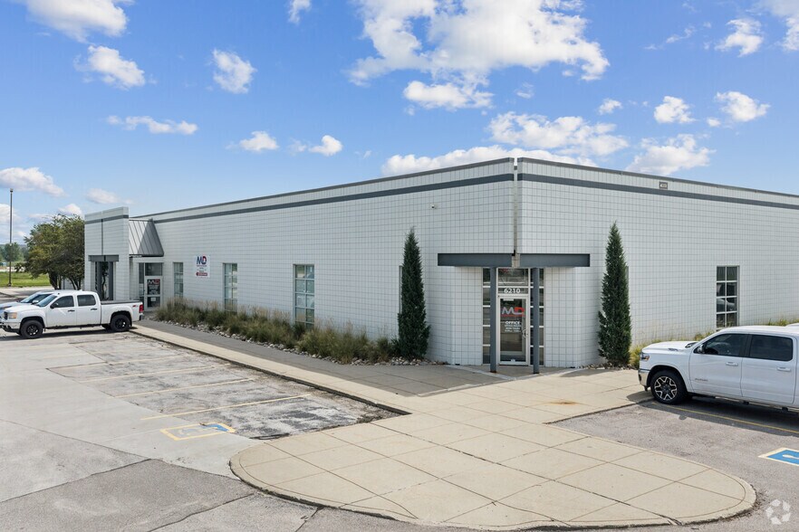 6240 Abbott Dr, Omaha, NE à louer - Photo de l’immeuble – Image 2 sur 21