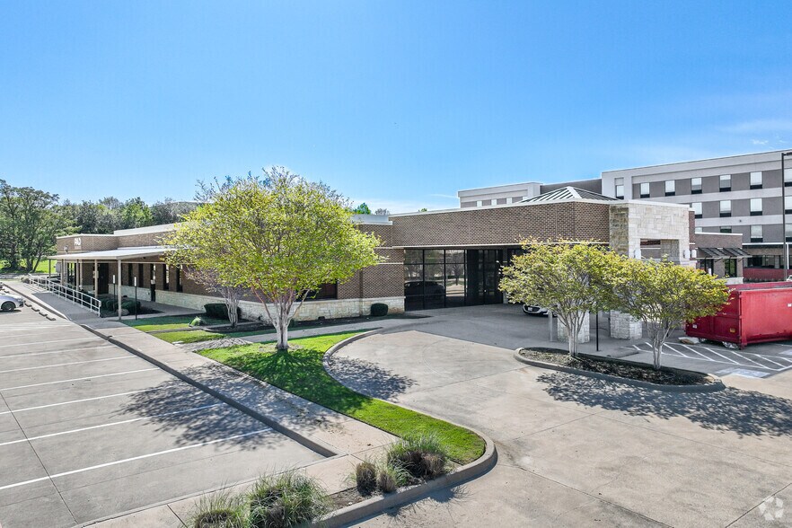1924 Forest Ridge Dr, Bedford, TX à louer - Photo de l’immeuble – Image 2 sur 19