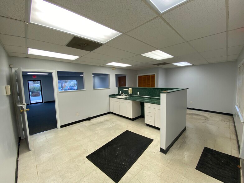 95-127 Fenn Rd, Newington, CT à louer - Photo de l’immeuble – Image 2 sur 8