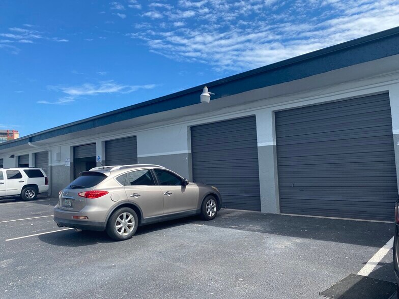 2003-2033 W McNab Rd, Pompano Beach, FL à louer - Photo de l’immeuble – Image 3 sur 13