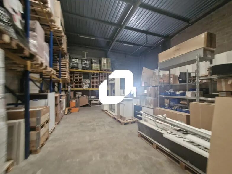 Local d'activités dans Ozoir-la-Ferrière à vendre - Photo de l’immeuble – Image 3 sur 4