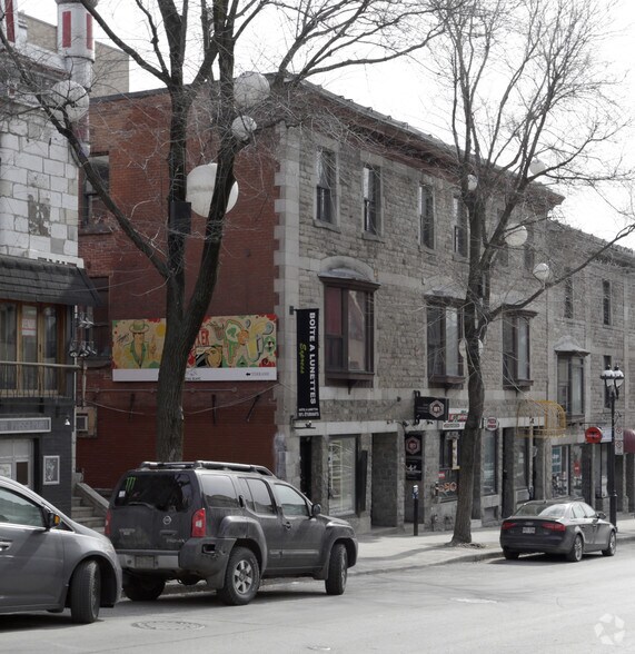 2015-2025 Rue Saint-Denis, Montréal, QC à louer - Photo de l’immeuble – Image 2 sur 2