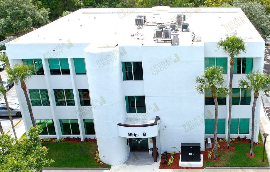 8895 N Military Trl, Palm Beach Gardens, FL à louer - Photo de l’immeuble – Image 3 sur 12