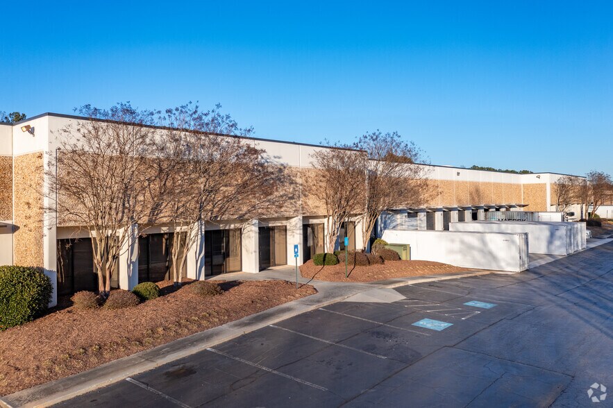 5044 S Royal Atlanta Dr, Tucker, GA à louer - Photo principale – Image 1 sur 6