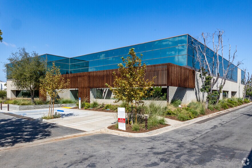 200 E Baker St, Costa Mesa, CA à louer - Photo principale – Image 1 sur 32