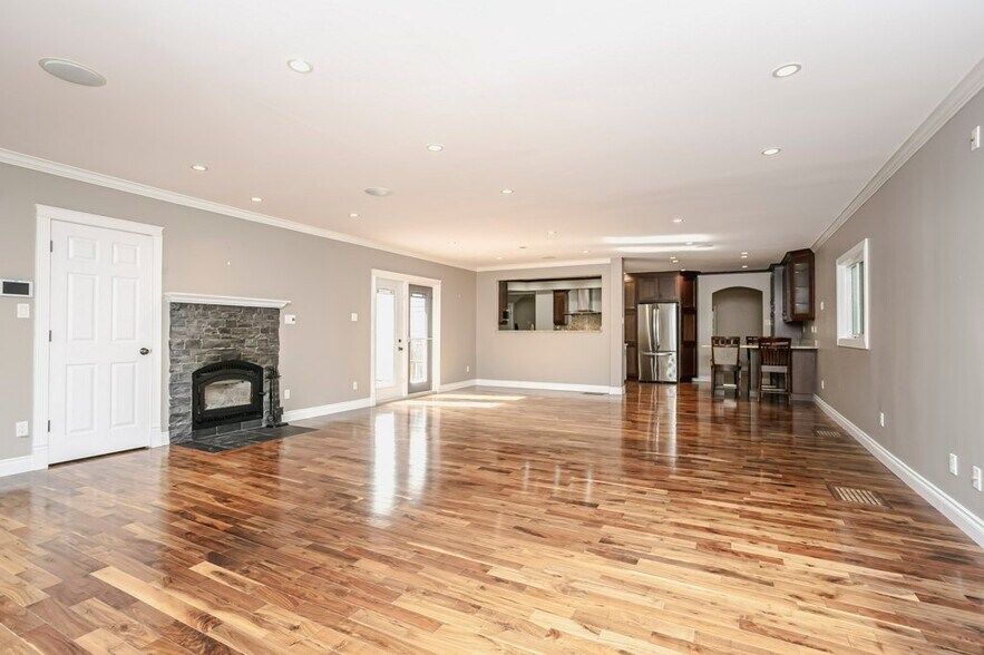 9119 117 St NW, Edmonton, AB à vendre - Photo de l’immeuble – Image 3 sur 13