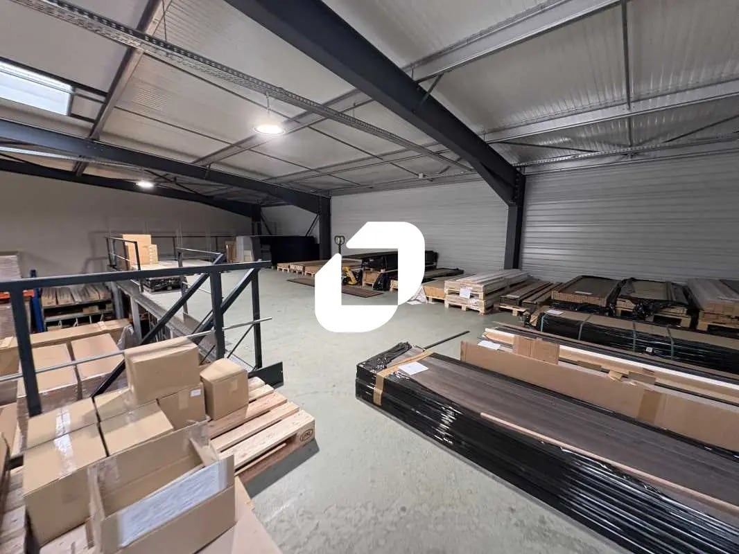 Bureau dans Saint-Loubès à louer Photo de l’immeuble– Image 1 sur 11