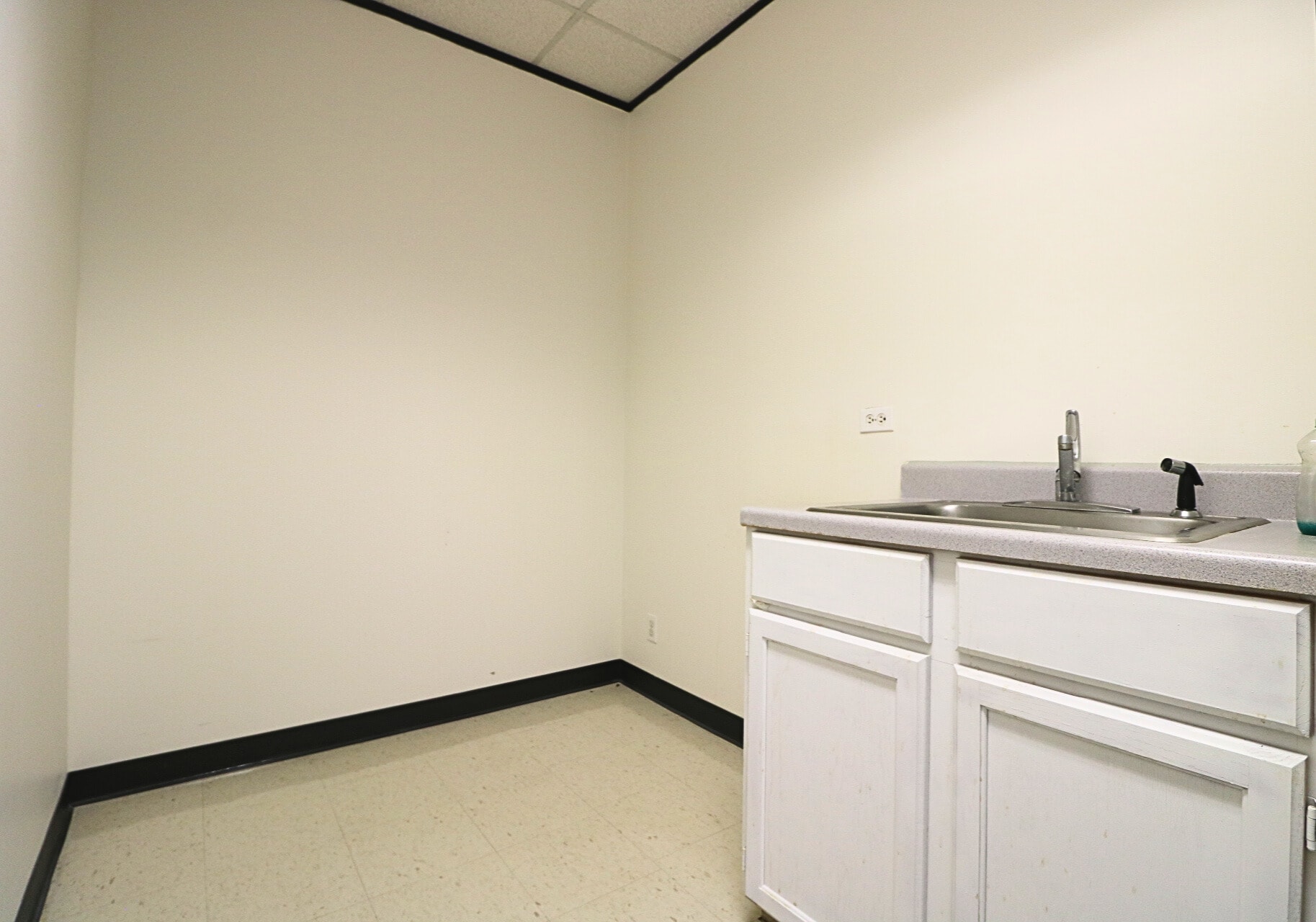 6100 Corporate Dr, Houston, TX à louer Photo de l’immeuble– Image 1 sur 4