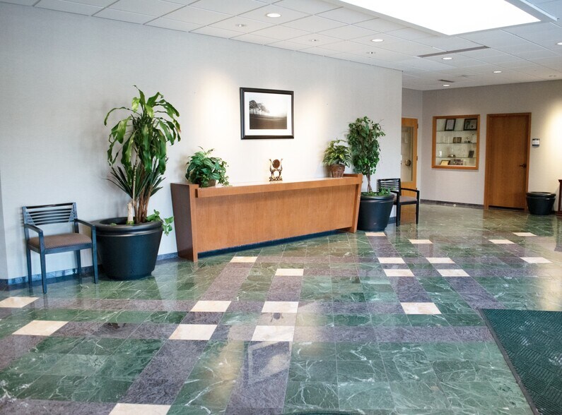 11780 Borman Dr, Maryland Heights, MO à louer - Hall d’entrée – Image 3 sur 16