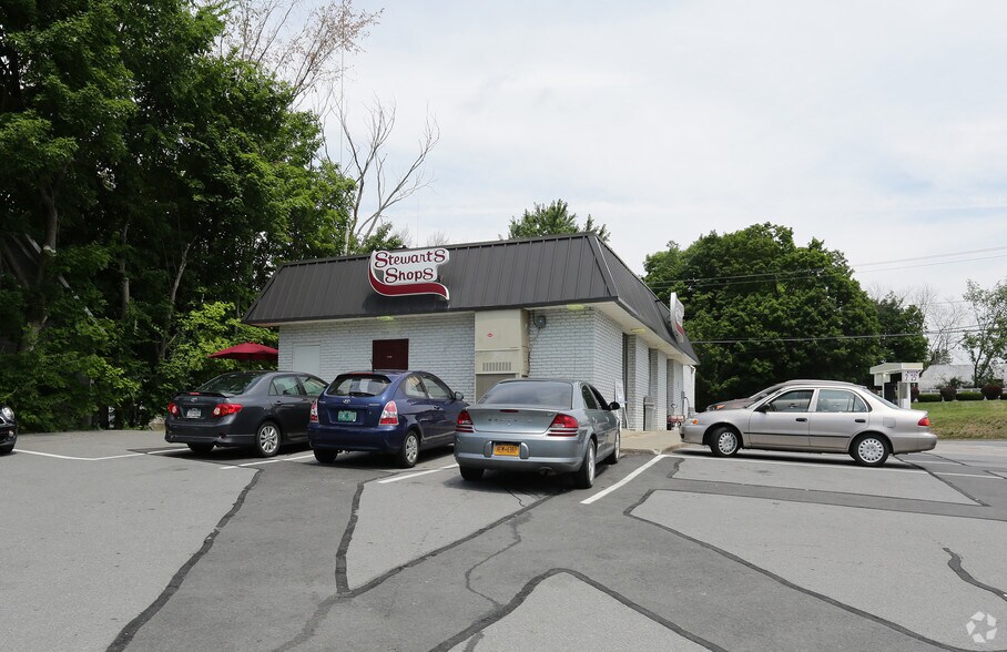 985 Hoosick Rd, Troy, NY à vendre - Photo de l’immeuble – Image 2 sur 4