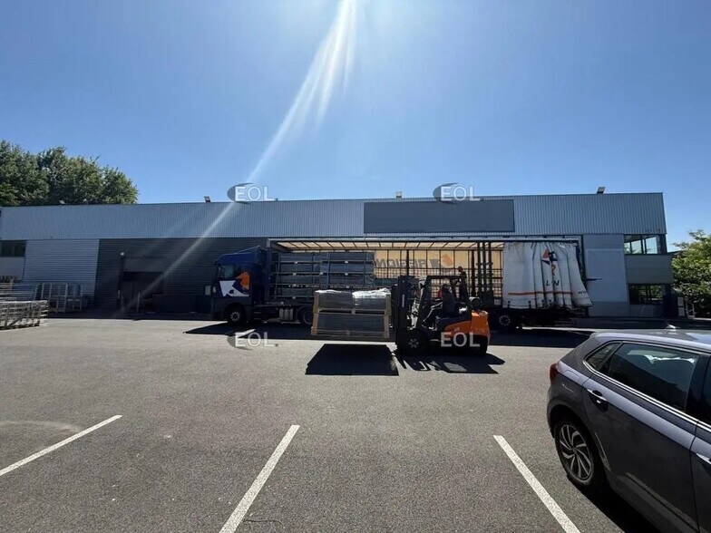 Local d’activités dans Montévrain à louer - Photo de l’immeuble – Image 1 sur 17