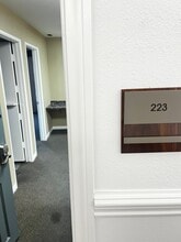 18582 Beach Blvd, Huntington Beach, CA à louer Photo intérieure– Image 1 sur 2