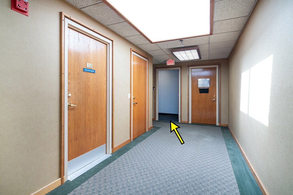 120 N Main St, Attleboro, MA 02703 - Lot 305 - - Photo intérieure - Image 2 of 13