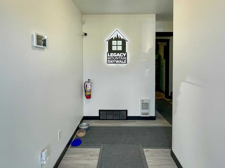 715 Evans Crt, Kelowna, BC à louer - Photo de l’immeuble – Image 2 sur 11