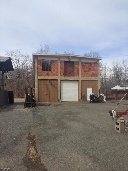 16 Flanders Rd, Netcong, NJ à vendre - Photo principale – Image 1 sur 21