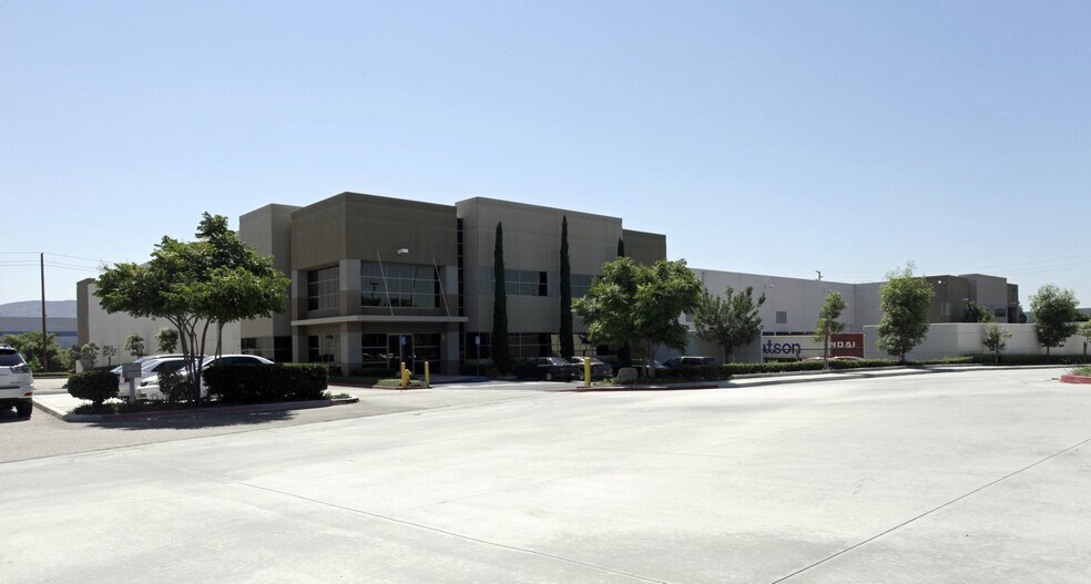 13500 Marlay Ave, Fontana, CA à louer - Photo de l’immeuble – Image 2 sur 32