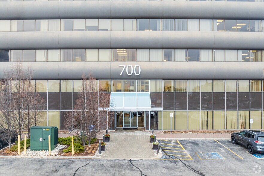 700 Dorval Dr, Oakville, ON à louer - Photo de l’immeuble – Image 3 sur 27