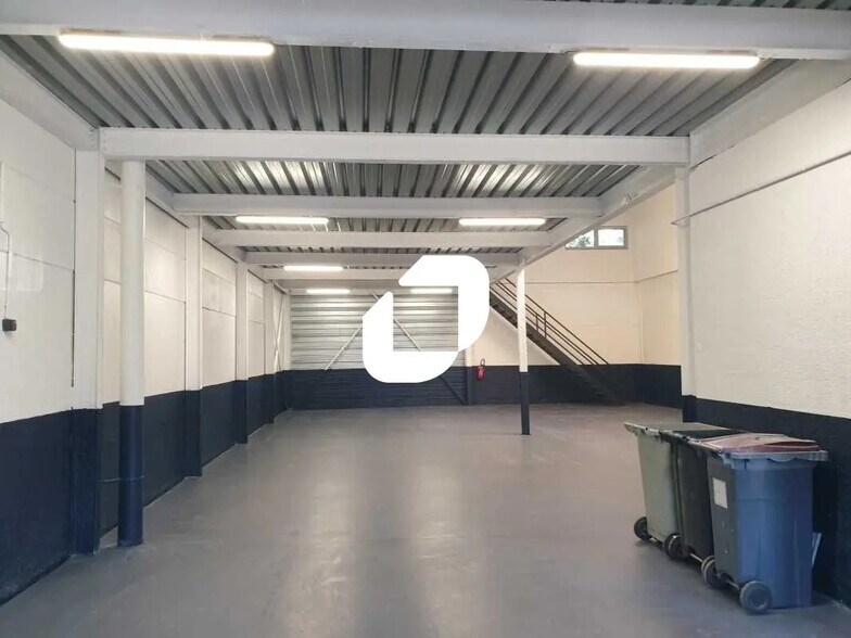 Local d’activités dans Orly à louer - Photo de l’immeuble – Image 2 sur 16