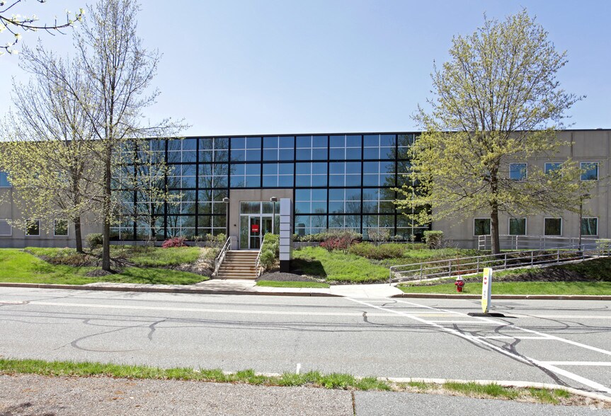 450 Clark Dr, Mount Olive, NJ à louer - Photo de l’immeuble – Image 1 sur 5