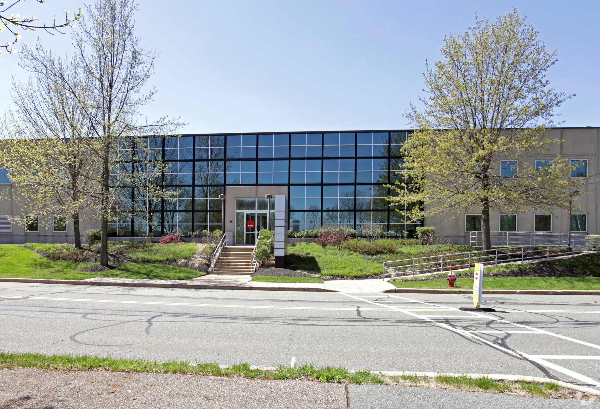 450 Clark Dr, Mount Olive, NJ à louer Photo de l’immeuble– Image 1 sur 6