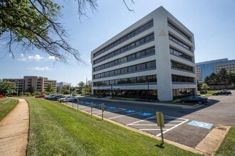 7927 Jones Branch Dr, McLean, VA à louer Photo de l’immeuble– Image 1 sur 1