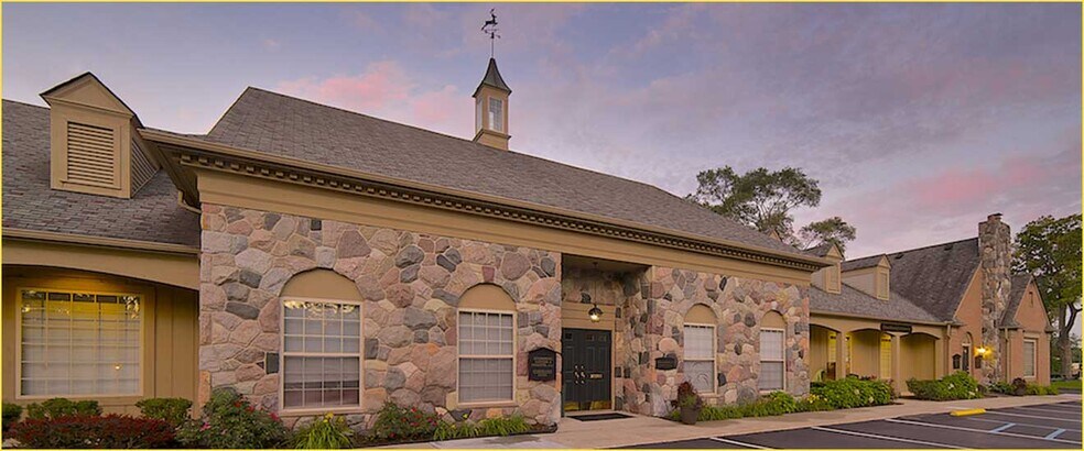 44670 Ann Arbor Rd W, Plymouth, MI à louer - Photo de l’immeuble – Image 3 sur 5