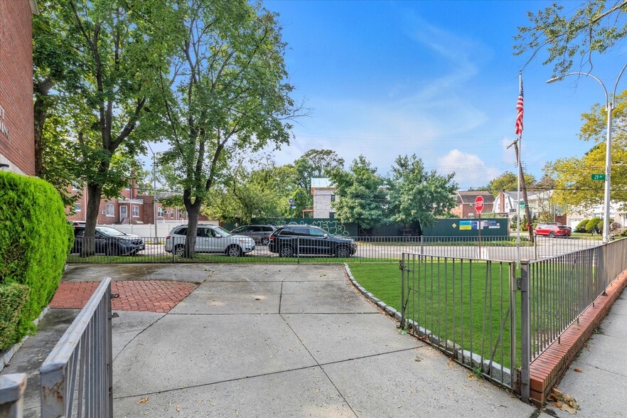 2815 Bayside Ln, Flushing, NY à vendre - Photo de l’immeuble – Image 3 sur 11