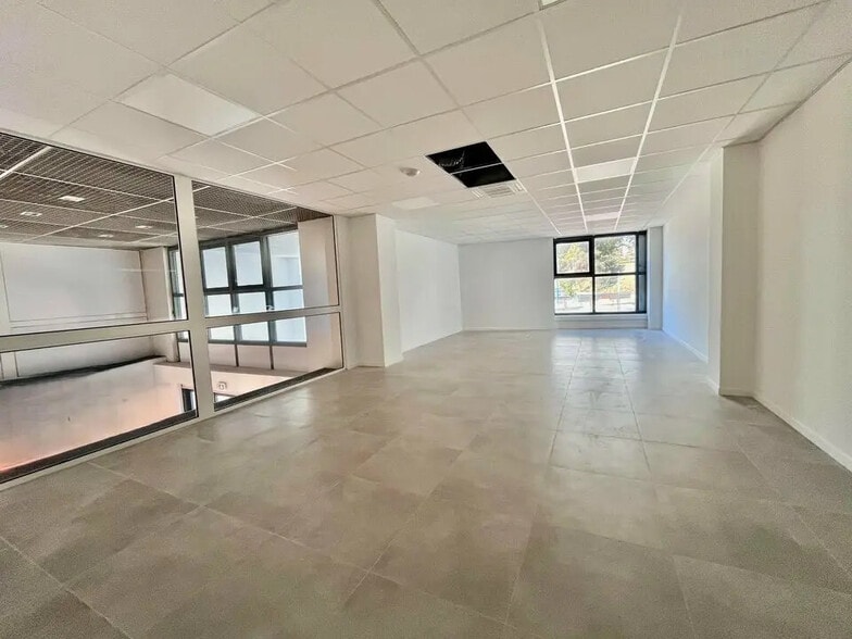 Bureau dans Villeneuve-Loubet à louer - Photo de l’immeuble – Image 1 sur 4