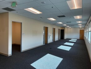 1100 Flynn Rd, Camarillo, CA à louer Photo intérieure– Image 2 sur 4