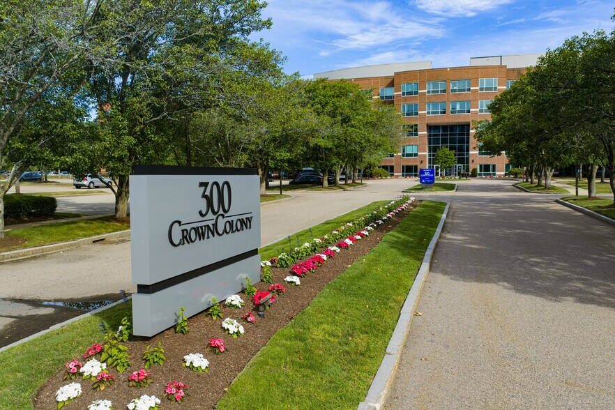 300 Crown Colony Dr, Quincy, MA à louer - Photo de l’immeuble – Image 1 sur 21