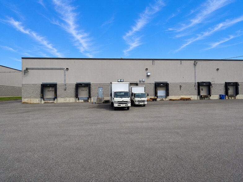 2700-2760 Boul Daniel-Johnson, Laval, QC à louer - Photo de l’immeuble – Image 2 sur 27