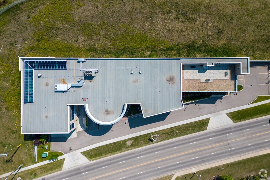 7136 11th St NE, Calgary, AB à louer - Aérien – Image 2 sur 25