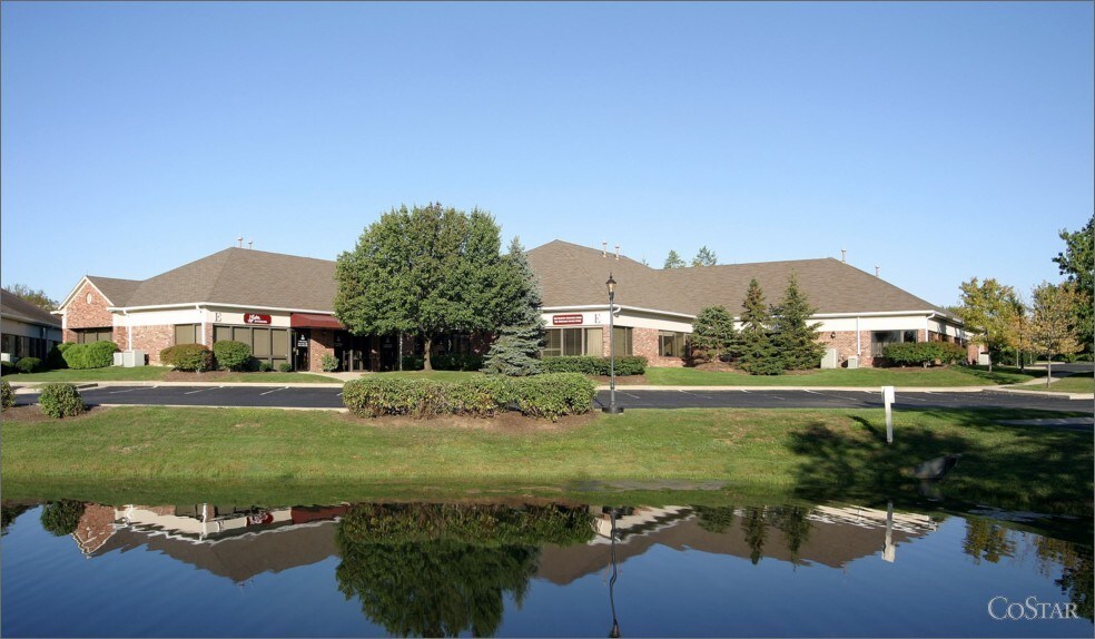 301 E Carmel Dr, Carmel, IN à louer - Photo de l’immeuble – Image 2 sur 8