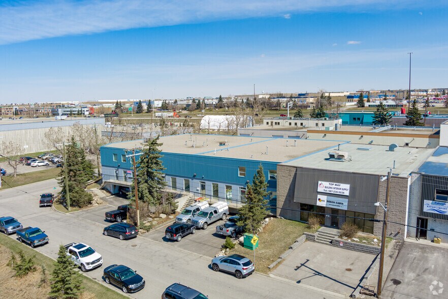 3-9 Skyline Cres NE, Calgary, AB à louer - Aérien – Image 3 sur 4