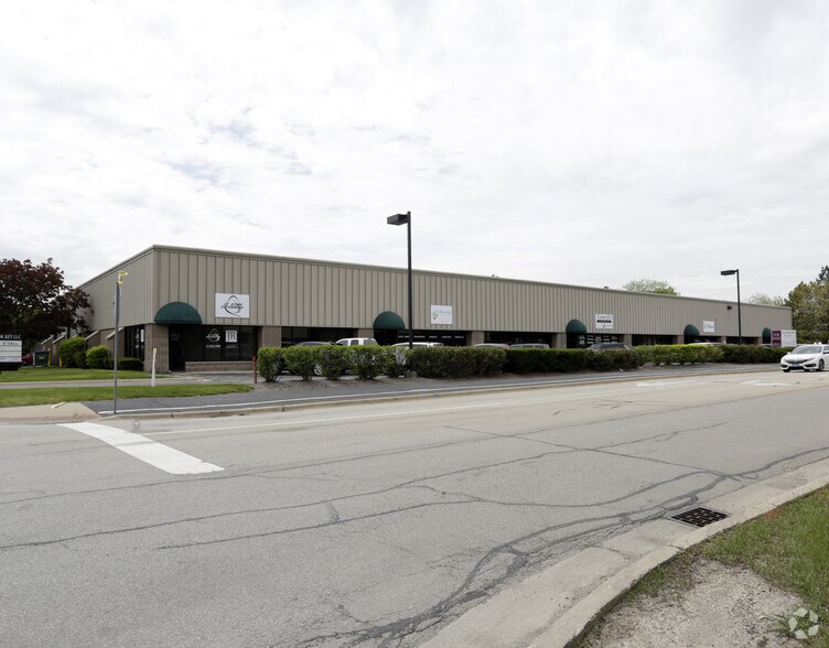 825 W 75th St, Willowbrook, IL à vendre - Photo principale – Image 1 sur 43