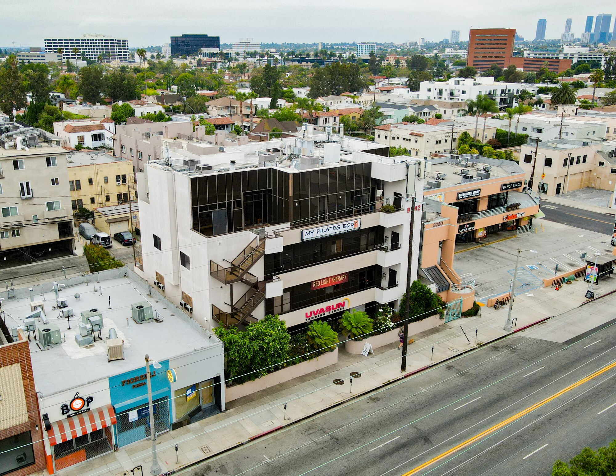 8242 W 3rd St, Los Angeles, CA à louer Photo de l’immeuble– Image 1 sur 15