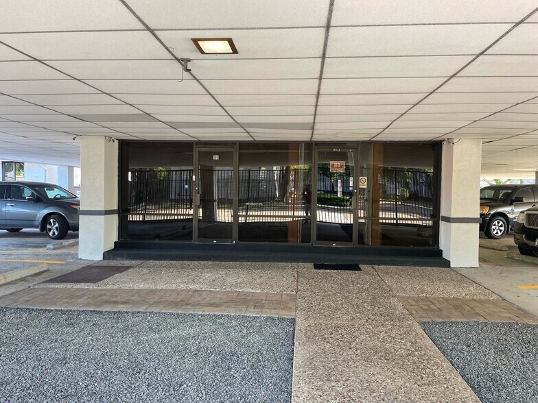 10122 Long Point Rd, Houston, TX à louer - Photo de l’immeuble – Image 2 sur 17