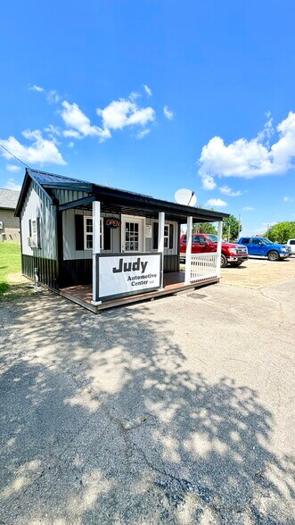 221 E Pat Rady Way, Bainbridge, IN à vendre - Photo de l’immeuble – Image 2 sur 7
