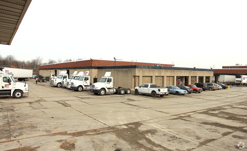 5801 Lee Rd, Maple Heights, OH à vendre - Photo de l’immeuble – Image 2 sur 4